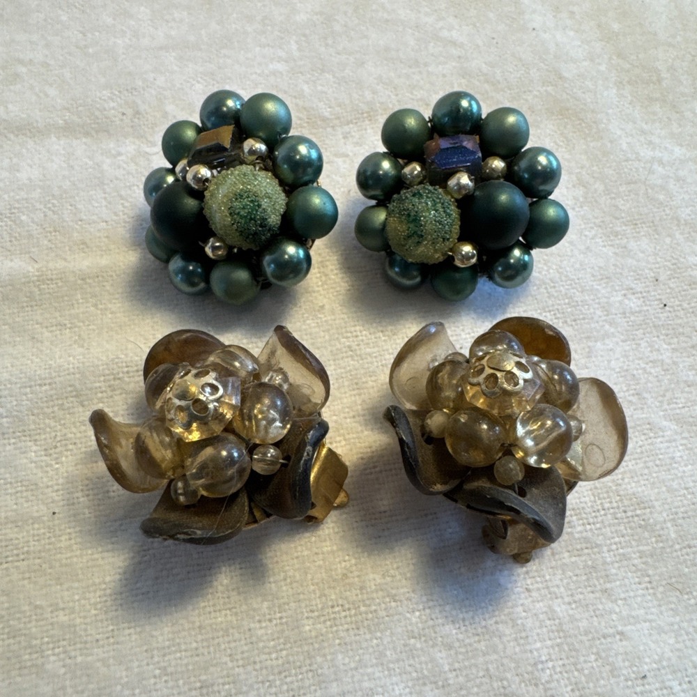 2 Pr Vtg 50's Gold Toneβ & Green Cluster Bead Clip on Earrings Japan Hong Kong